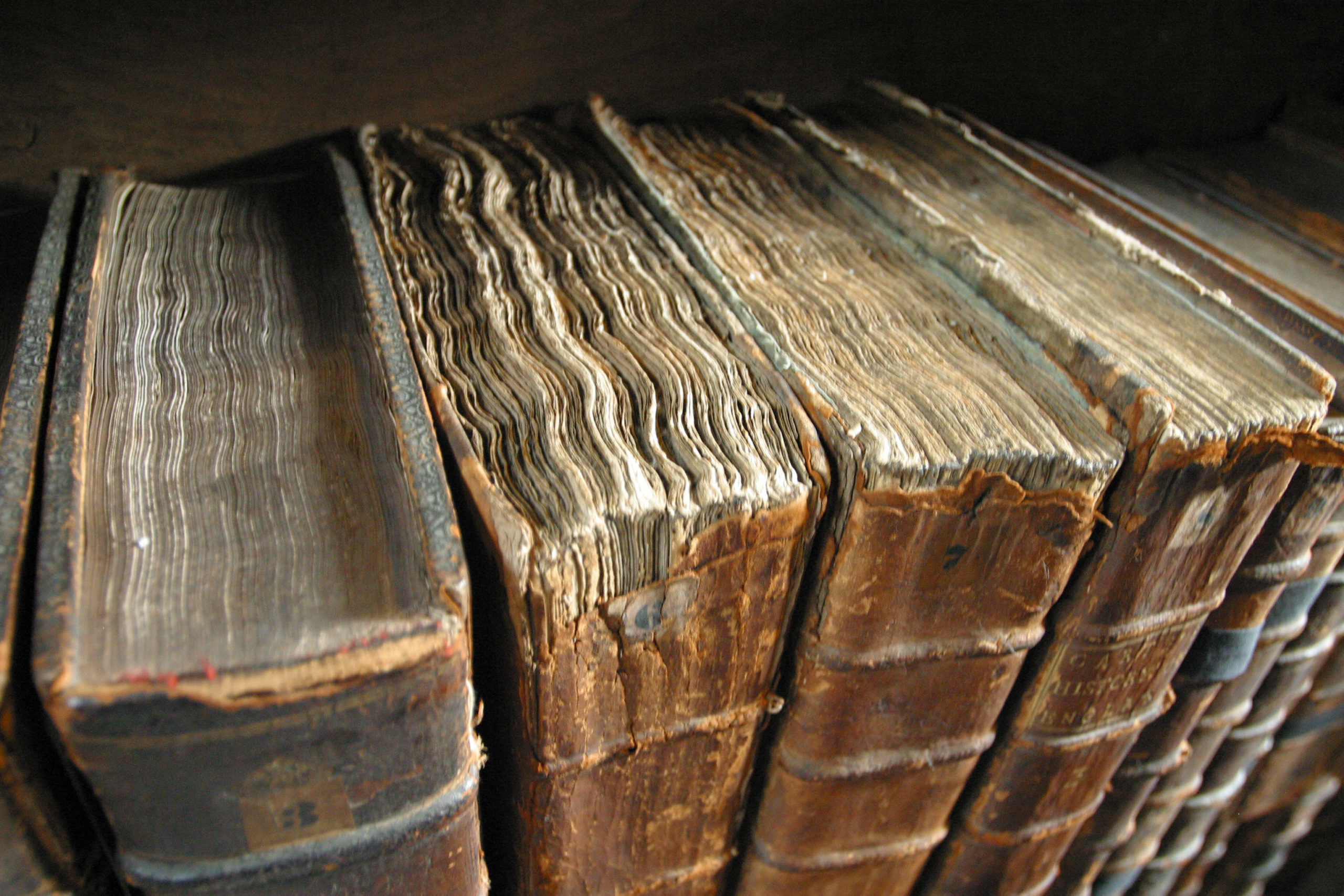 Reliures de livres anciens, à la bibliothèque du Merton College, à Oxford (Angleterre)